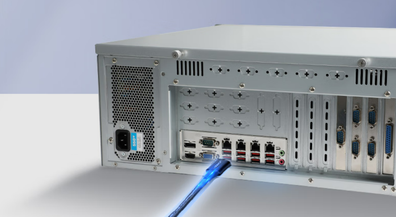 該設(shè)備板載7個PCIe插槽——1個PCIe*16（Gen15）或2個PCIe*8（Gen5），1個PCIe*1，4個PCI*4。