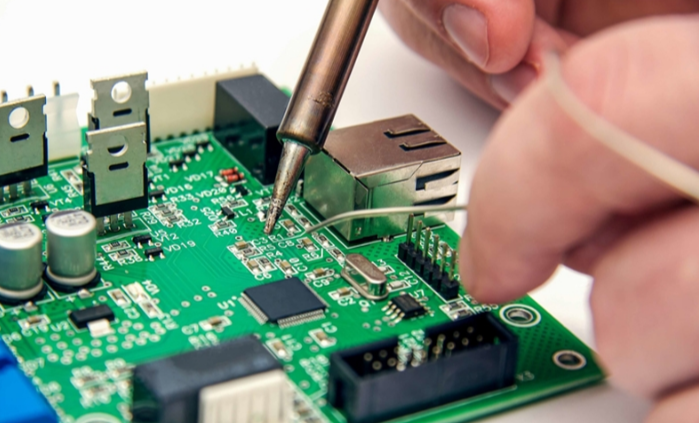 工控機(jī)還可以與其他設(shè)備進(jìn)行通信，實(shí)現(xiàn)數(shù)據(jù)共享和遠(yuǎn)程監(jiān)控，提高了電子電路研發(fā)的效率和可靠性。