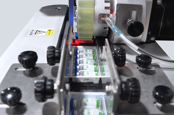 自動(dòng)對(duì)位貼標(biāo)機(jī).png 自動(dòng)對(duì)位貼標(biāo)機(jī).png